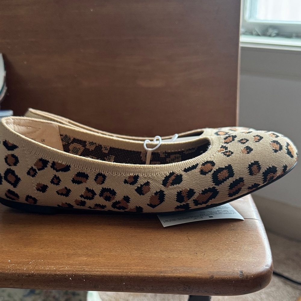 Amazon Essentials Women's Tan and Black Animal Print Flats - Picture 3 of 6